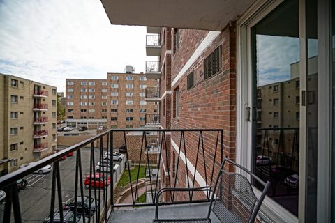 Surf and Surfside apartments and townhomes in Downtown Madison, WI. Fully Furnished, studio, one bedroom, 2 bedroom. Lake views. Managed by Wisconsin Management Company
